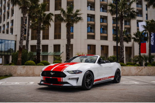 Ford Mustang (белый)